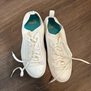 Women’s white sneaker size 7